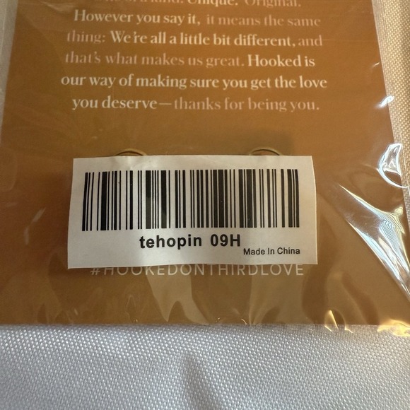 Hooked Pins Boobs Breast Enamel Brooches 2 Packs (4)Enamel Goldtone Jewelry New - Picture 6 of 6